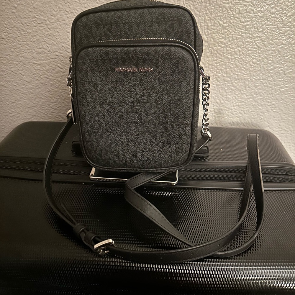 SOLD: Jet Set Travel Medium Logo Crossbody Bag - Picture 2 of 8